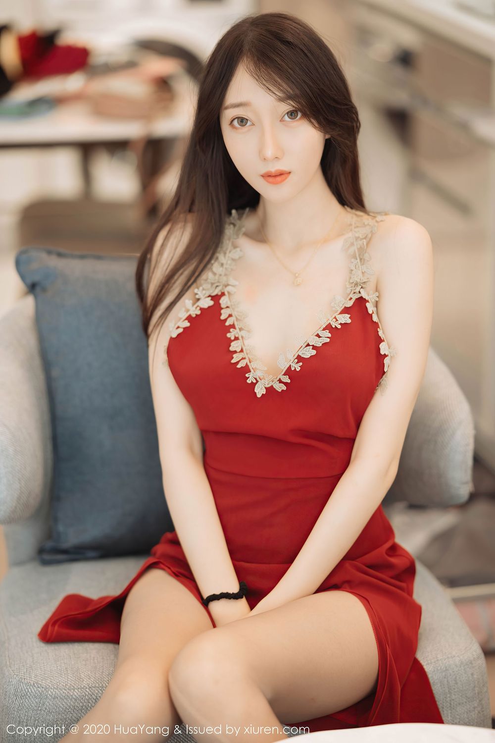 [HuaYang花漾] 丽质模特玥儿玥er – 华丽吊裙豹纹丝袜系列私房写真 Vol.276