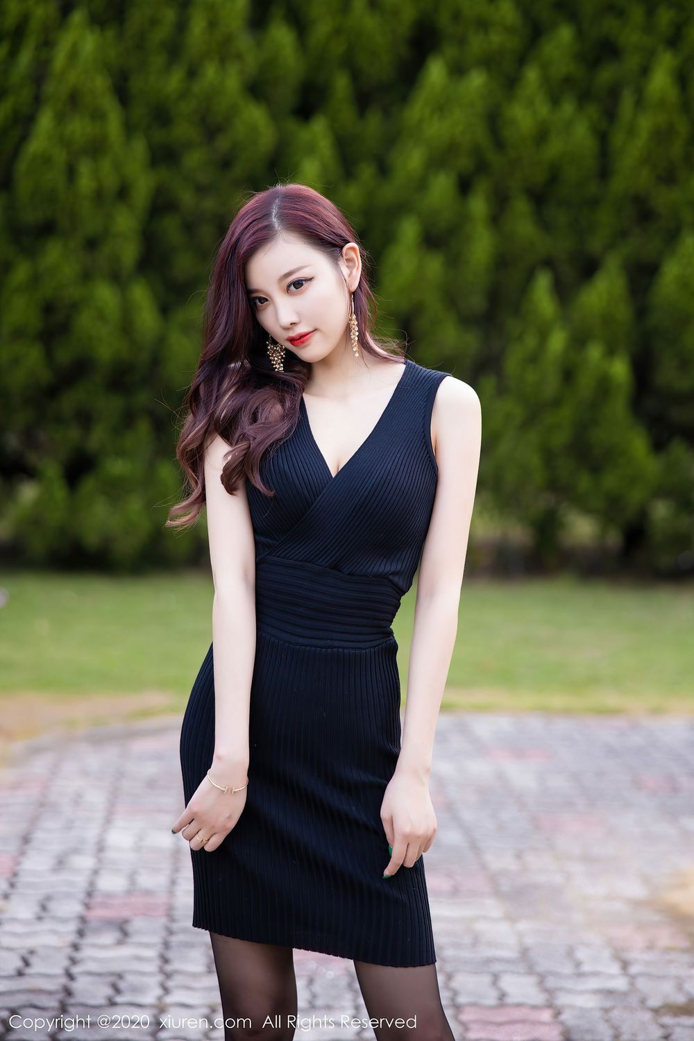 [XiuRen秀人网] 性感女神杨晨晨sugar – 黑丝美腿与黑色吊裙松林拍摄 No.2648