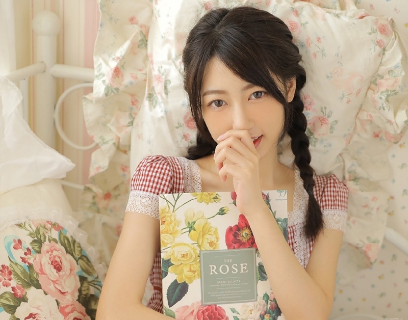 麻花辫小姐姐白丝美腿室内写真