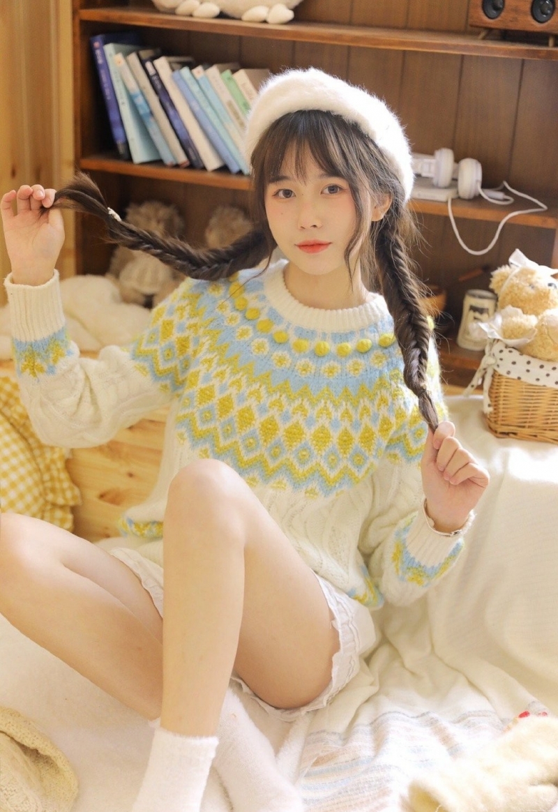 贝雷帽美眉韩式麻花辫私房写真