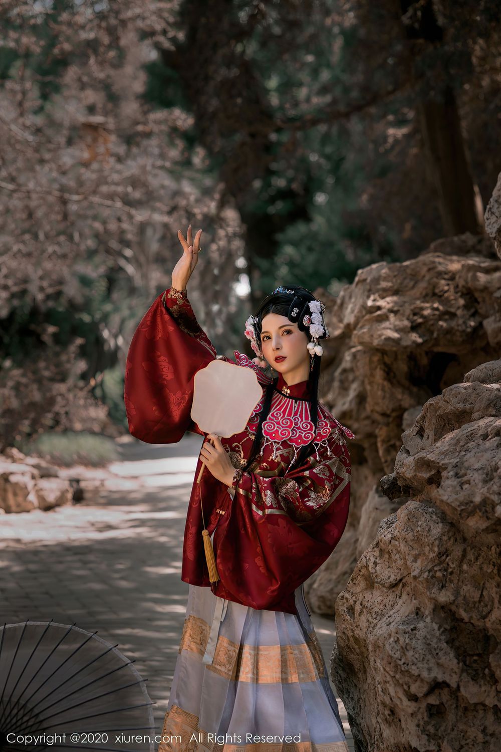 [XIUREN秀人网] 新晋嫩模小蛮妖Yummy – 镂空旗袍与红色内衣小皮鞭写真 No.2395