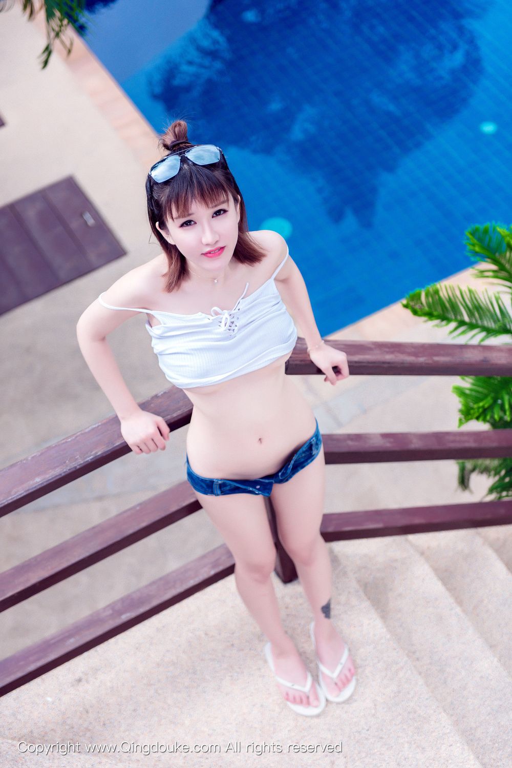 [Qingdouke青豆客] 美女模特k8傲娇萌萌 – 牛仔热裤比基尼湿身系列写真 2016.11.23