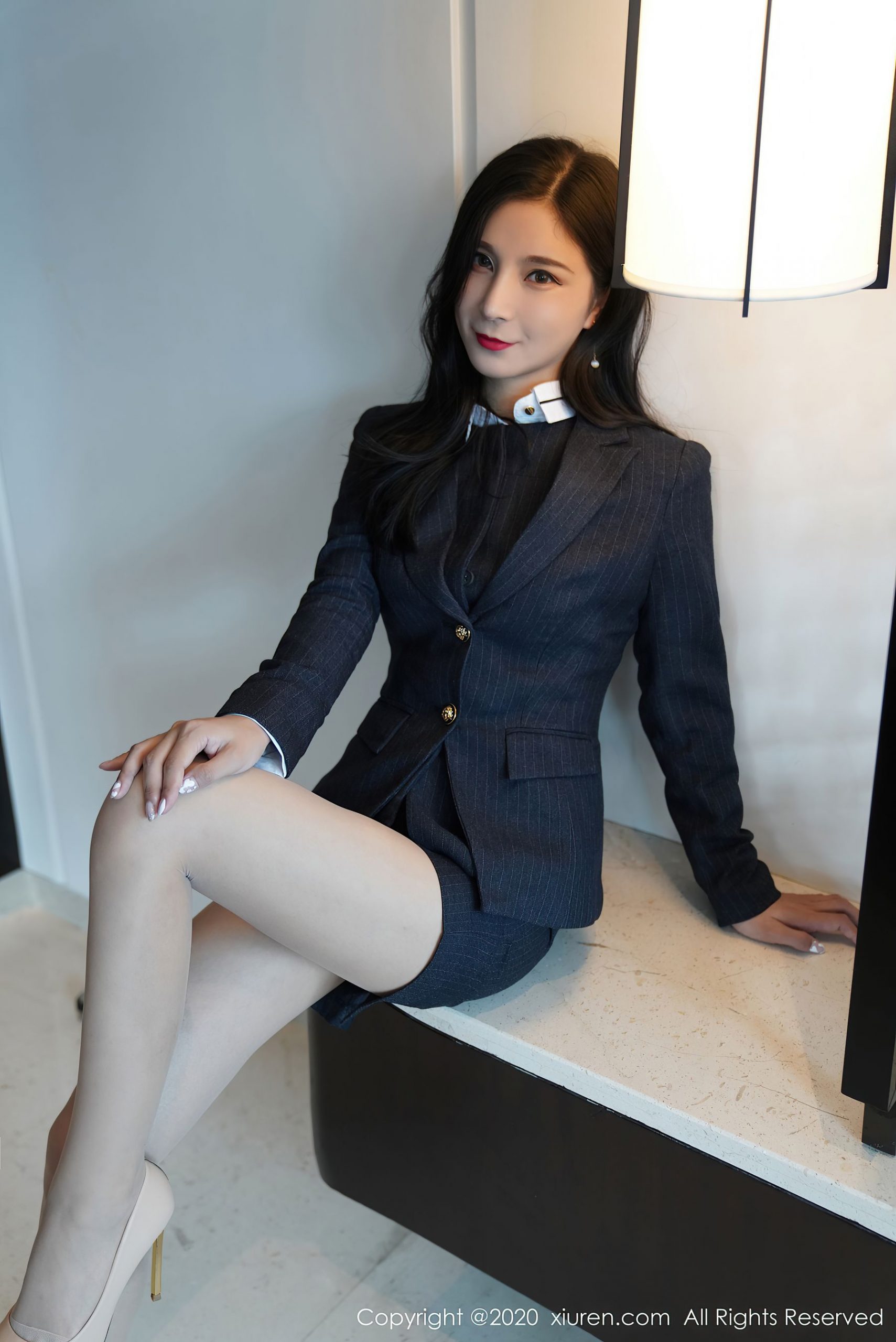 [秀人XiuRen] No.2564 小蛮妖Yummy – 经典的职场白衬衫黑短裙职业转系列