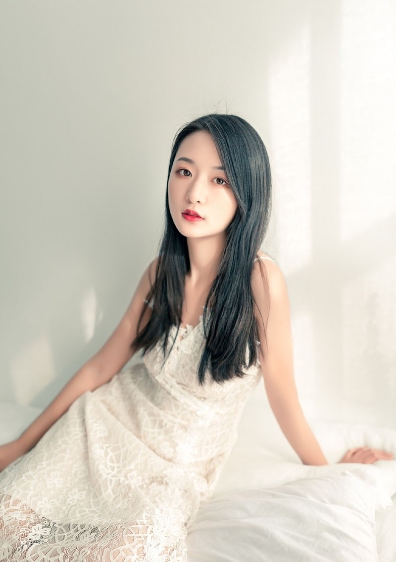 黑长直发美女吊带睡裙床上写真