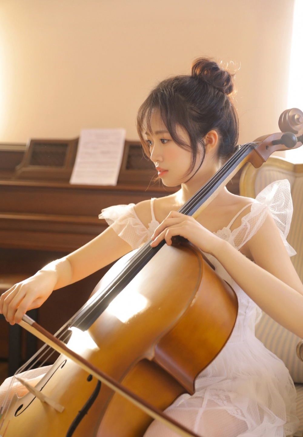 大提琴美少女吊带白裙私房写真