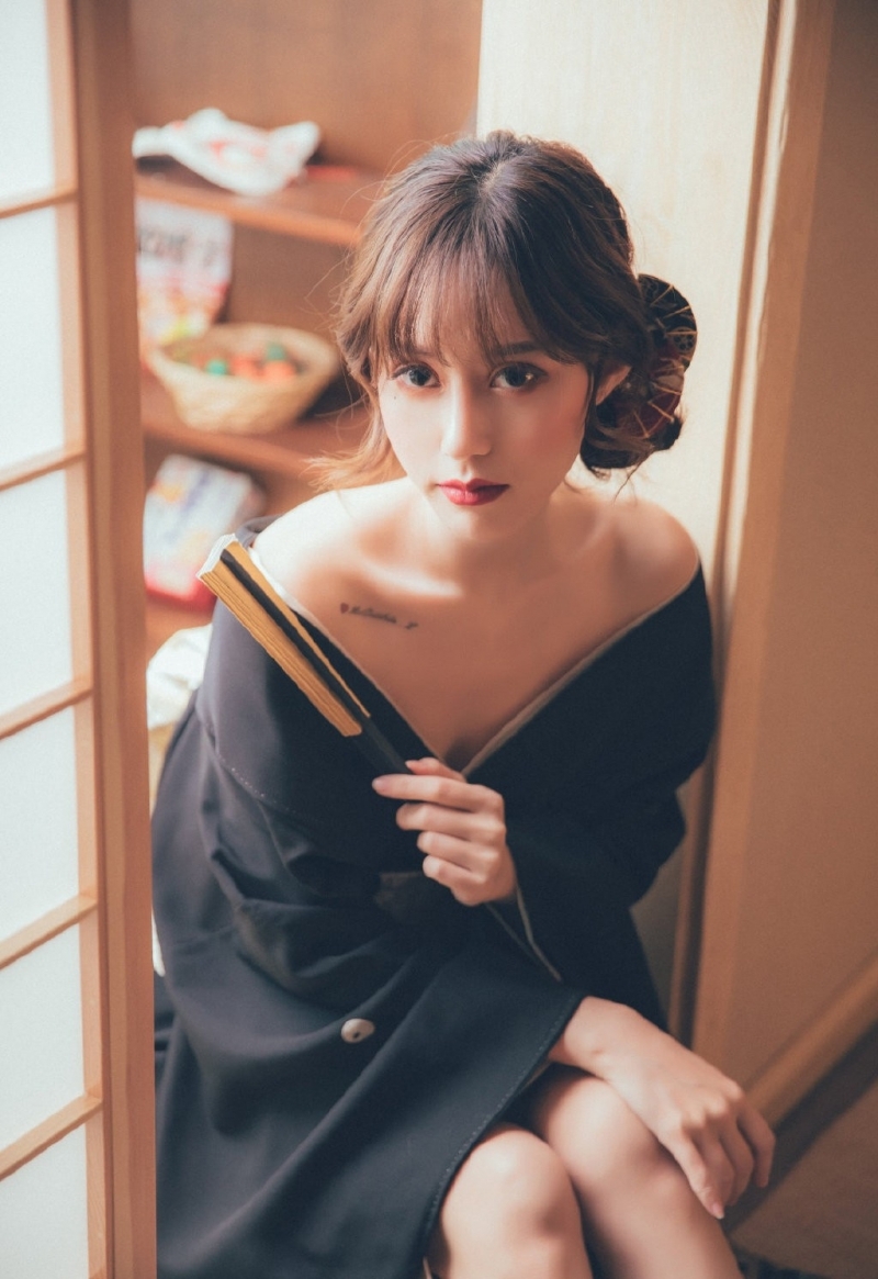 日本和服美女香肩锁骨诱惑写真