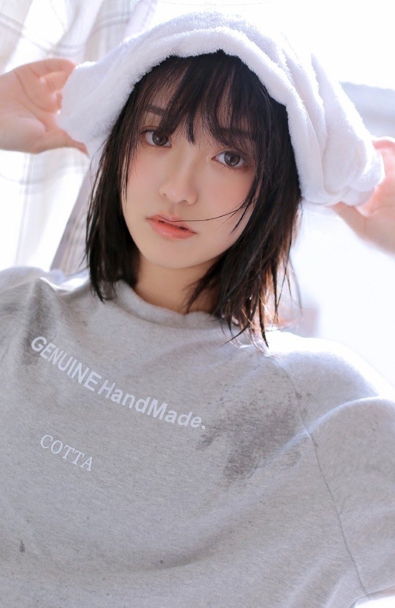 短发美少女卫生间调皮搞怪图片