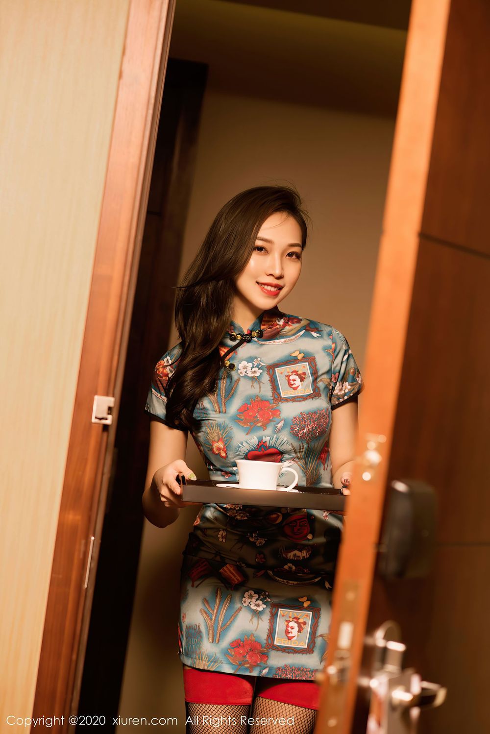 [XiuRen秀人网] 极品女神郑颖姗 – 身装旗袍黑丝网袜酒店场景写真 No.2712