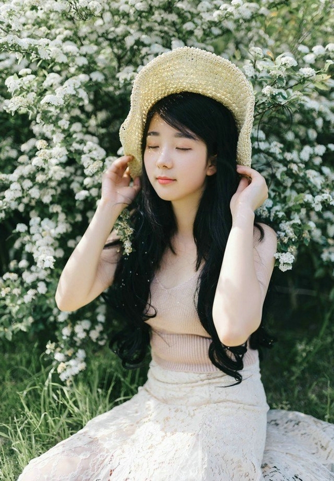 草帽美女黑长直发清新可人写真
