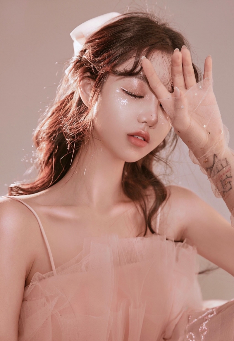 粉嫩小妹吊带纱裙香肩锁骨套图