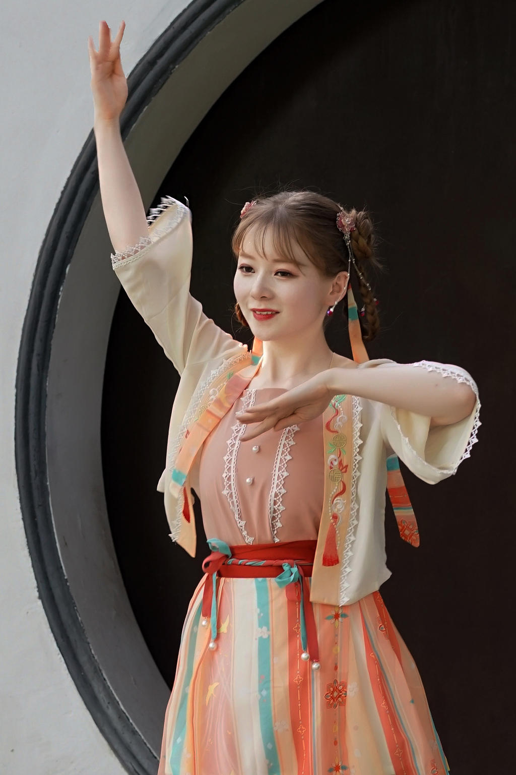 汉服美女手舞足蹈俏皮可爱图片