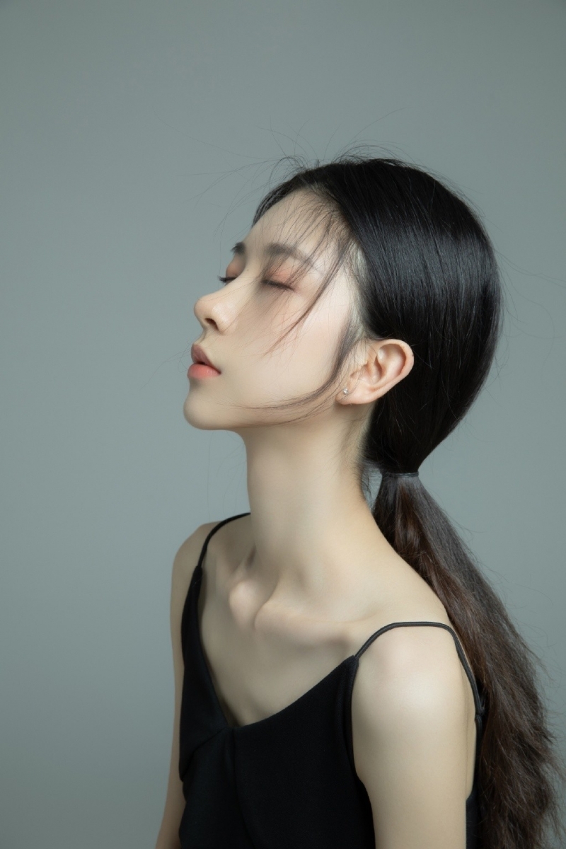 苗条美女吊带黑裙白嫩肌肤写真