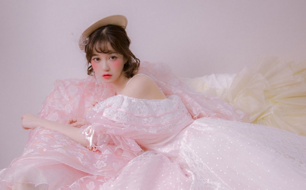 粉嫩小妹漂亮脸蛋白里透红写真