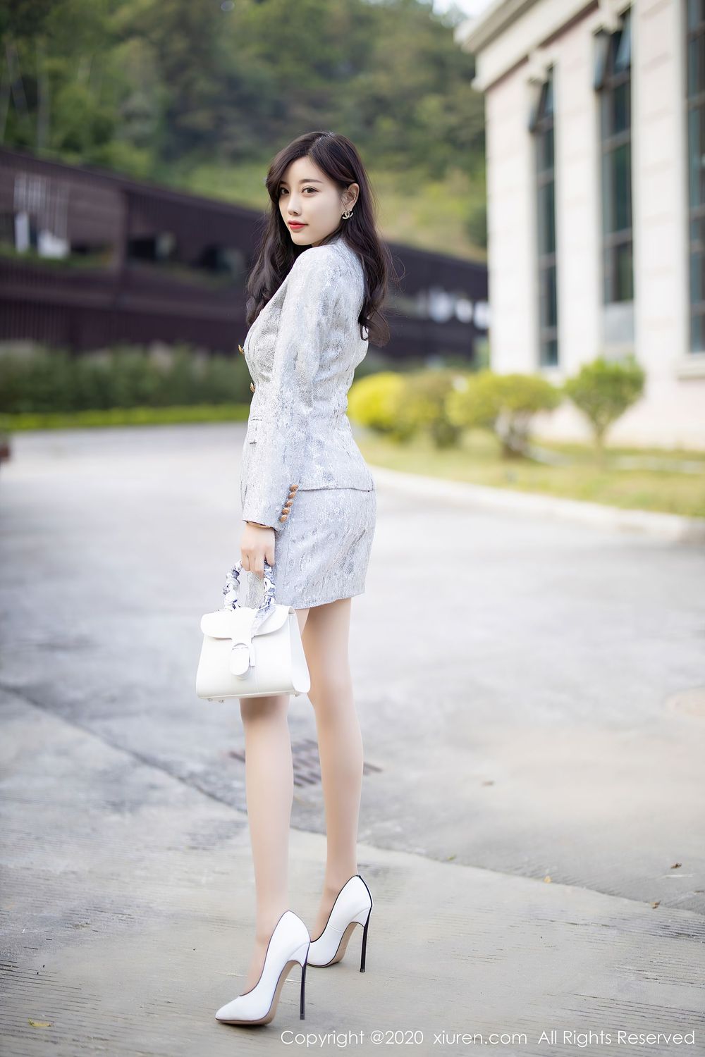 [XIUREN秀人网] 甜美女神杨晨晨sugar – 丝袜美腿香车美人户外性感写真 No.2928