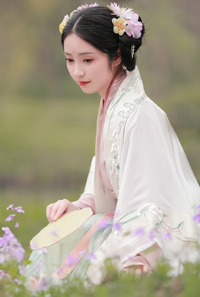 汉服美女翩翩起舞婀娜多姿写真