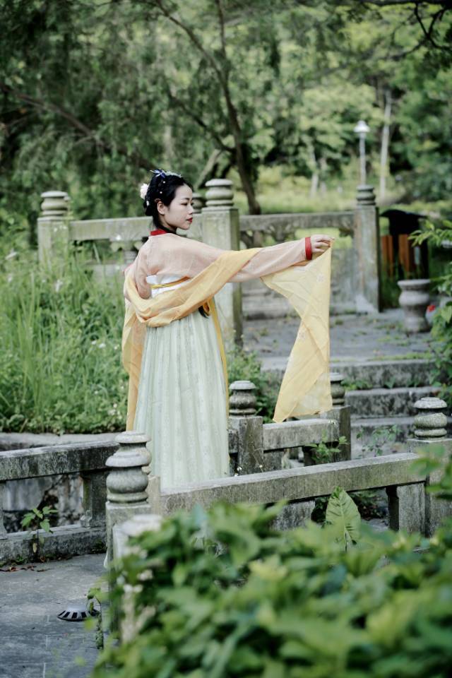 古装美女漫步庭院悠然自得写真