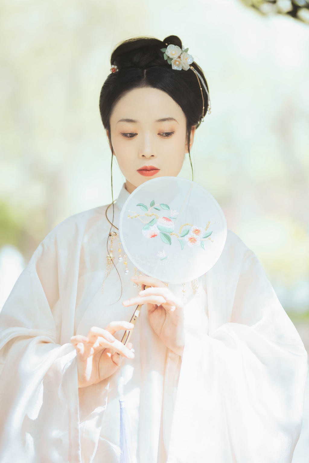 古装美女白衣飘飘端庄典雅图片