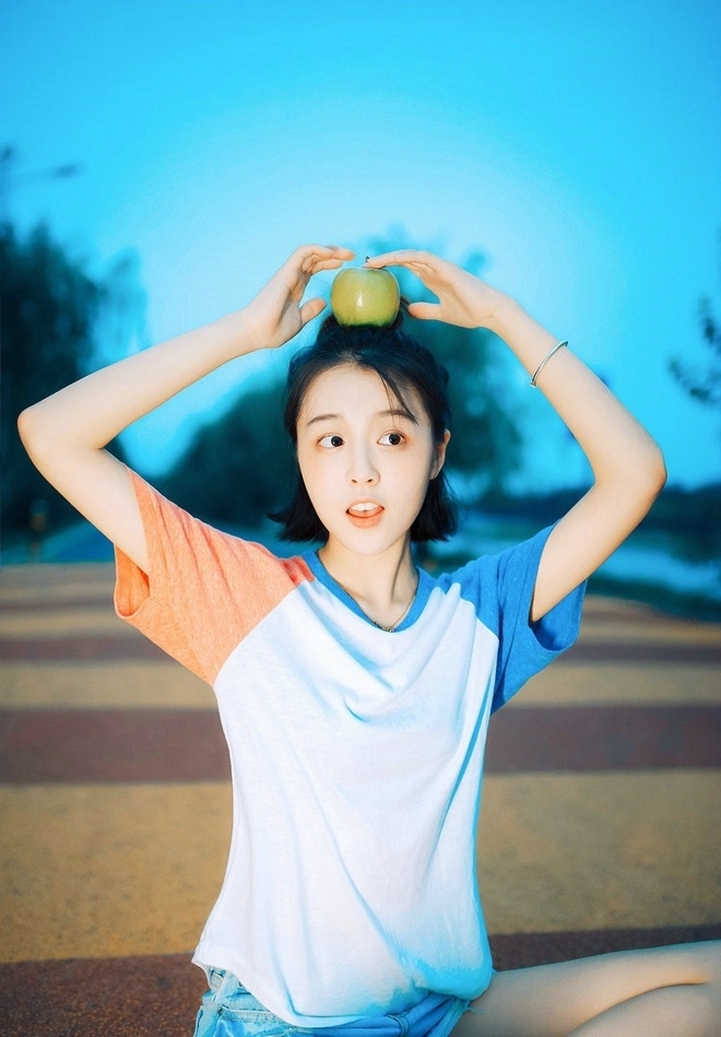 短发美女牛仔热裤修长美腿写真