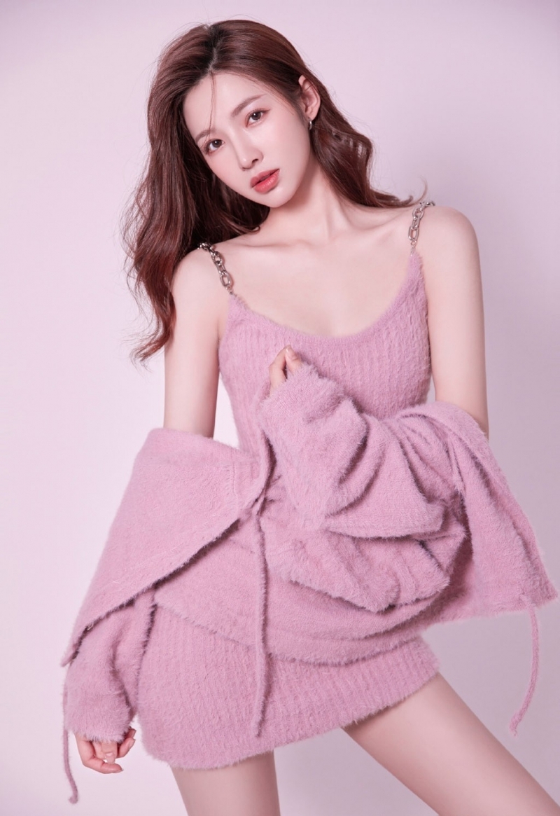 波浪卷发美女御姐香肩美腿写真