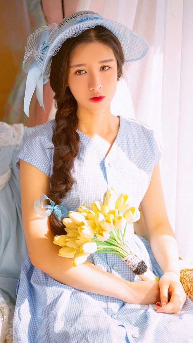 麻花辫小姐姐红唇雪肤精选图片