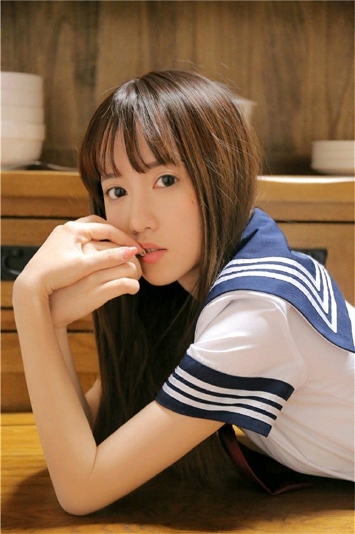 金发少女学生制服清新脱俗图片