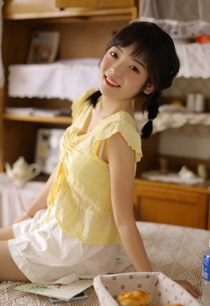 麻花辫萌妹子露齿甜笑私房写真