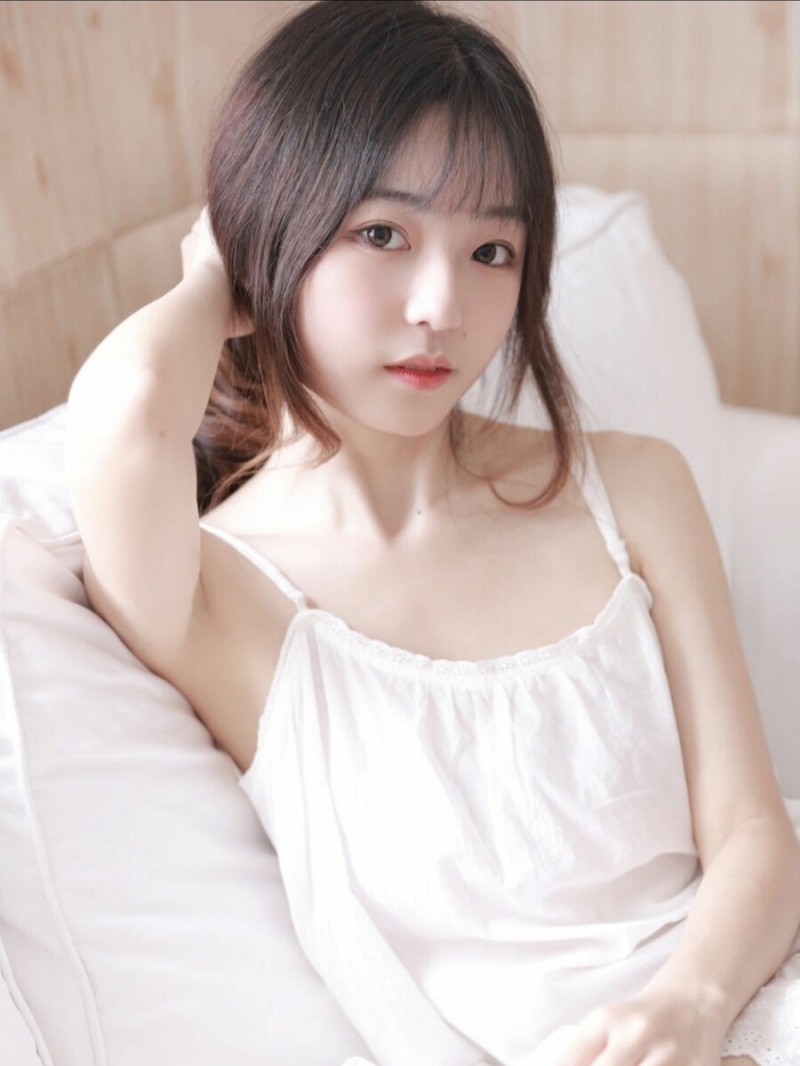 邻家女孩香肩锁骨室内个人写真