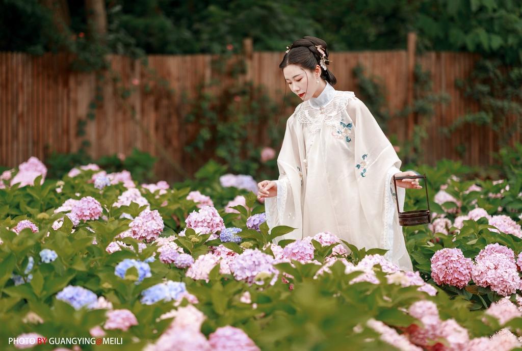 花海中的汉服美女高贵典雅写真