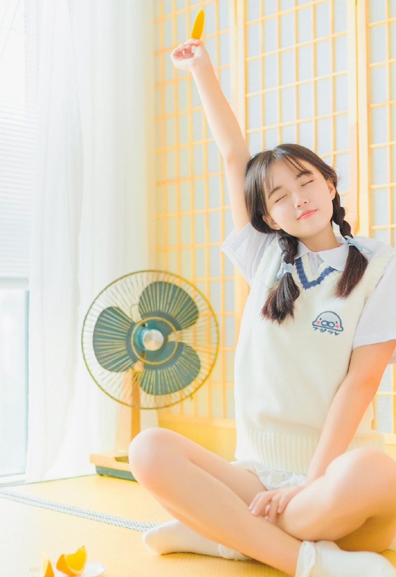 麻花辫美女学生妹青春活力图片