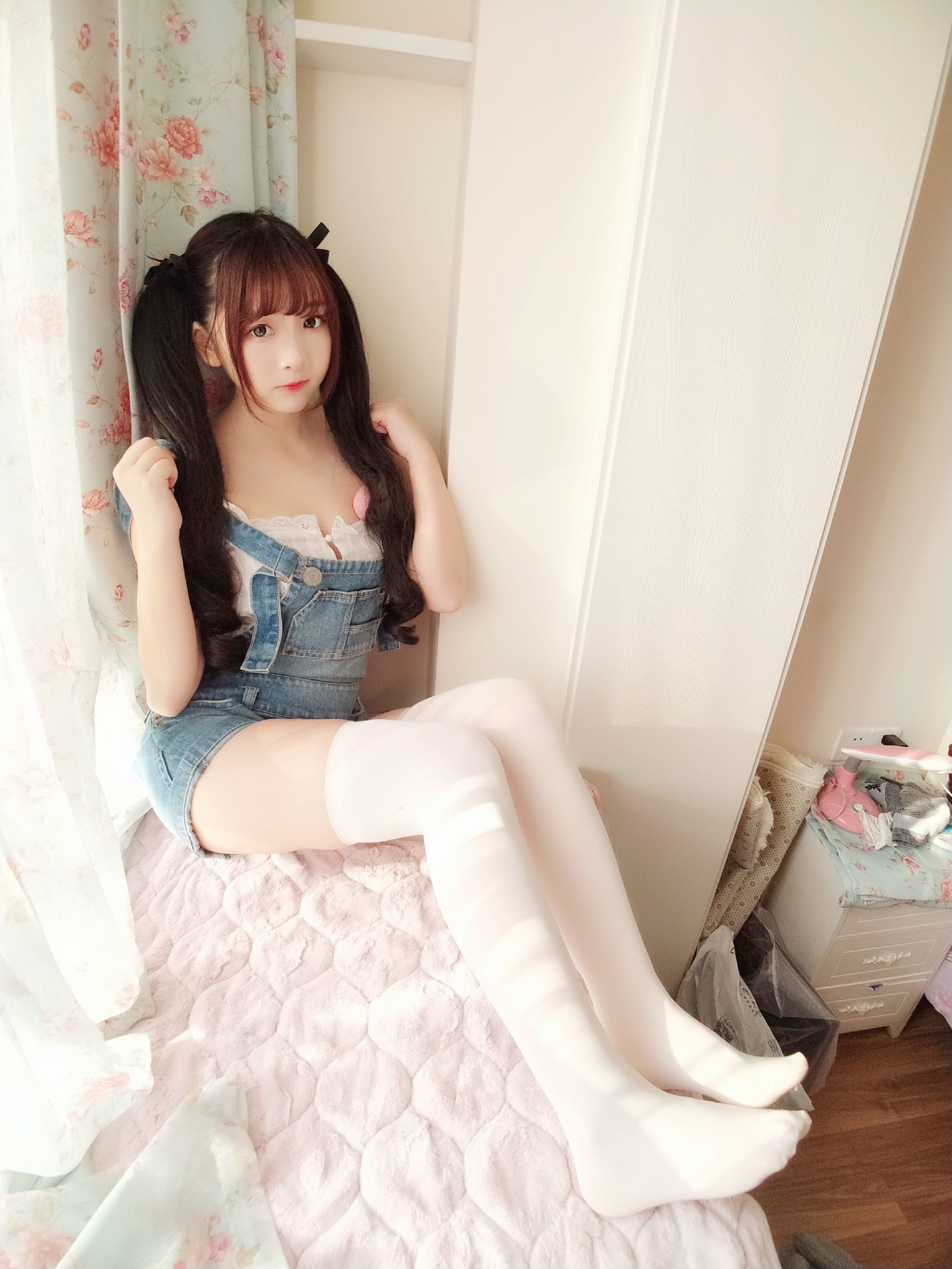 [网红Coser] 古川kagura 《牛仔吊带短裤》