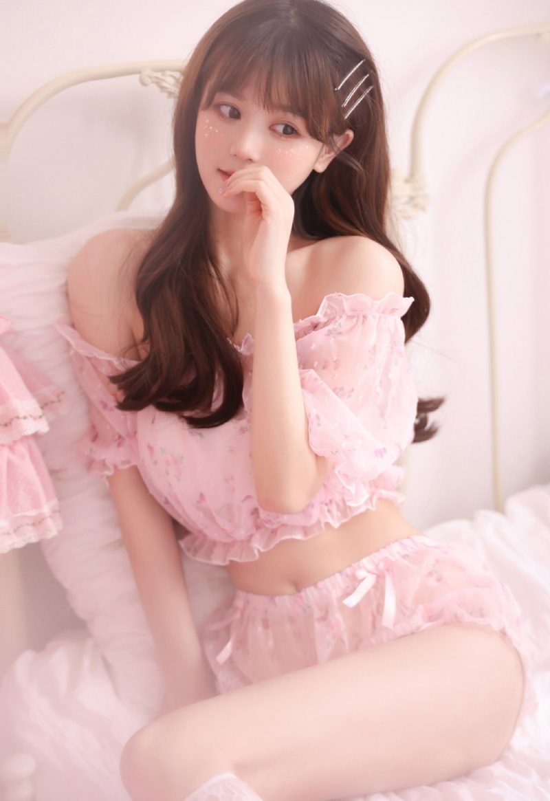 粉嫩小妹香肩美腿唯美梦幻图片