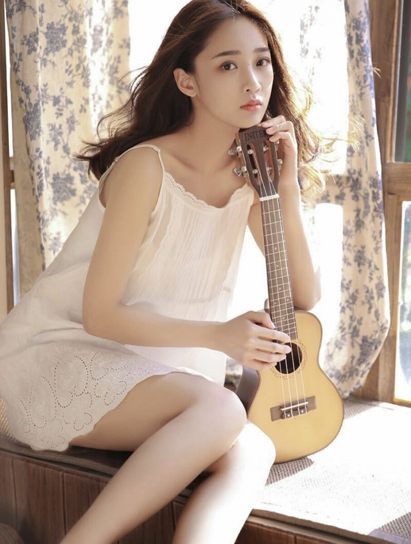 长发美女吊带睡裙香肩美腿图片