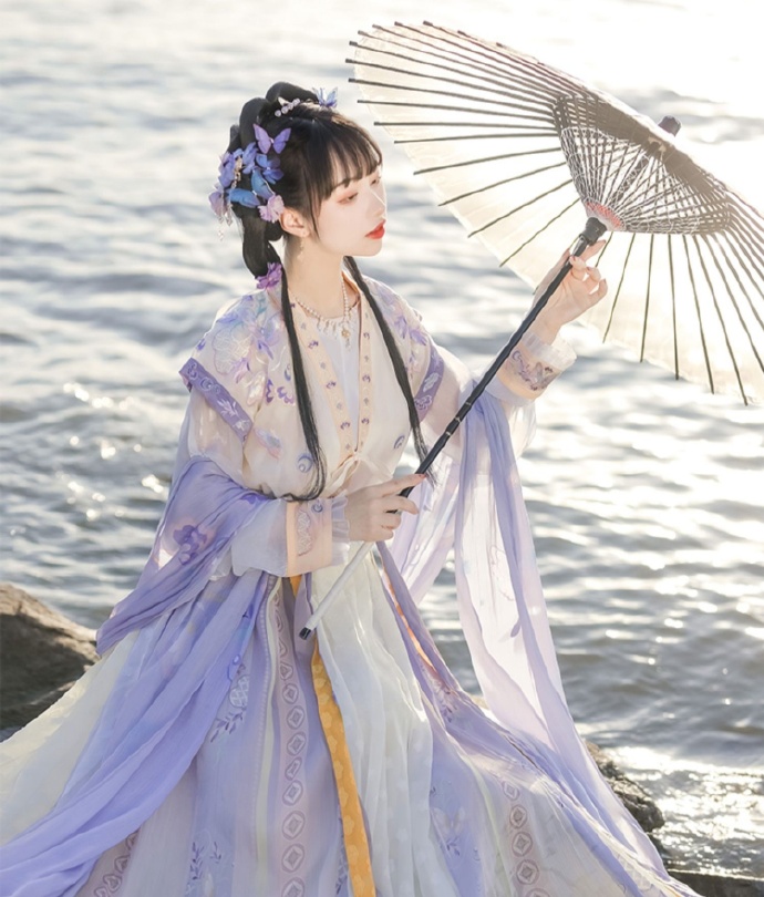 汉服美女裙摆飞扬仙气飘飘图片