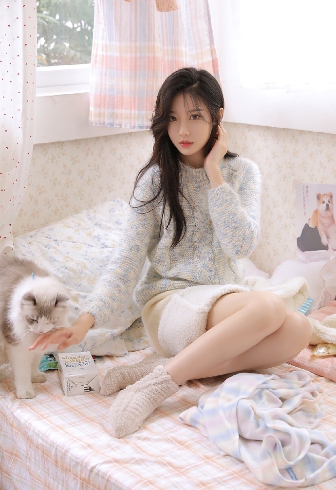 长发美女修长美腿床上慵懒写真