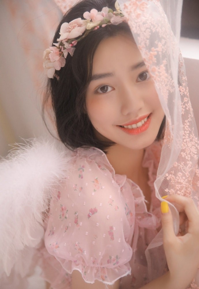 粉嫩小妹小蛮腰大长腿居家写真