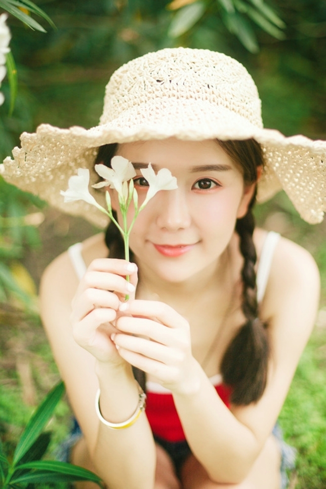 麻花辫小姐姐清新脱俗草地写真