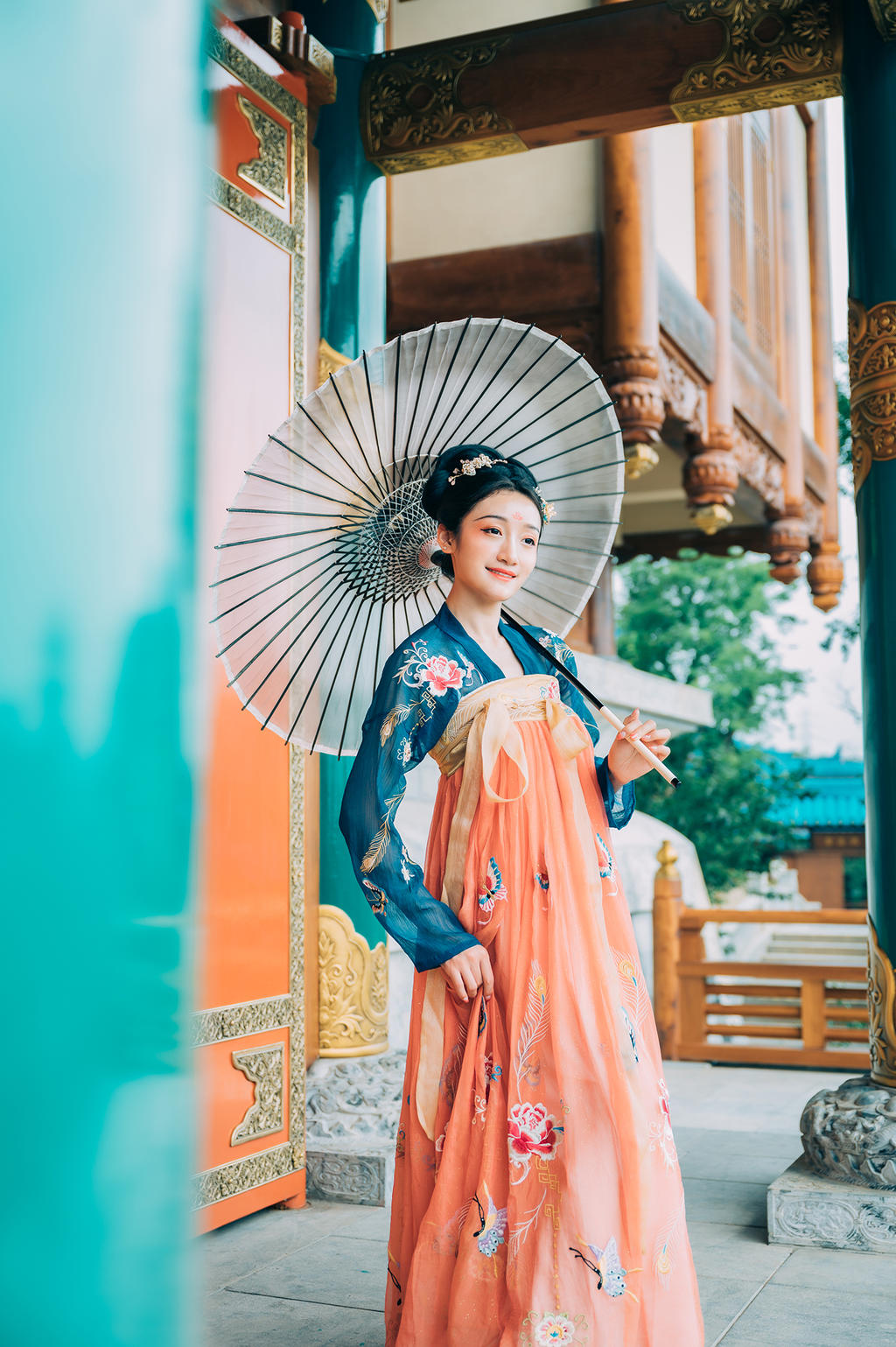 古装美女笑眼盈盈翩翩起舞写真