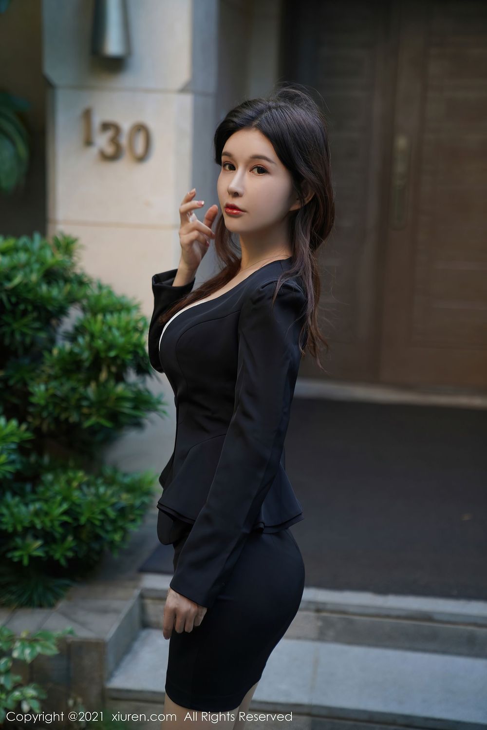 [XIUREN秀人网] 美女模特张雨萌 – 职场OL+御姐气息江浙沪旅拍 No.3077