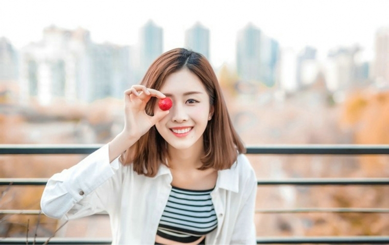 天台美女露齿甜笑美丽大方写真