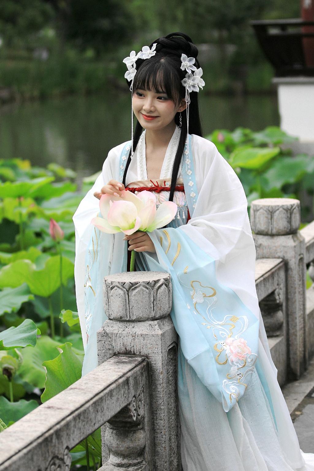 古装美女莲波仙子唯美古风摄影