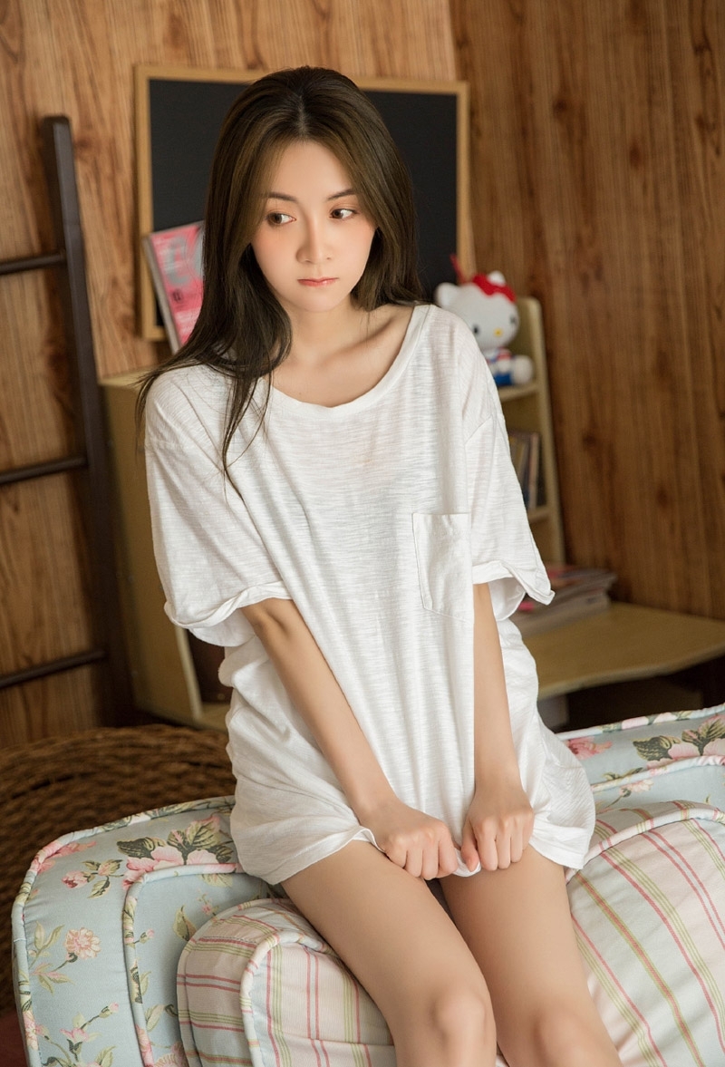 睡衣美眉长发披肩温柔动人图片