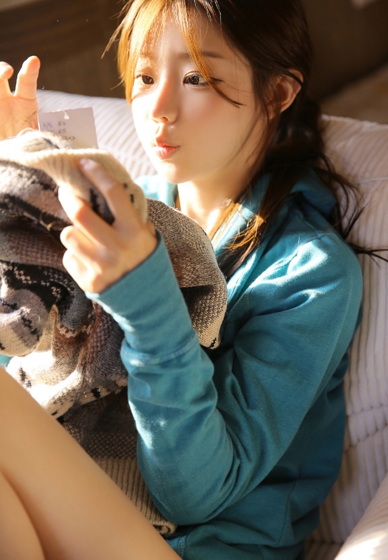 阳光下的金发少女修长美腿写真