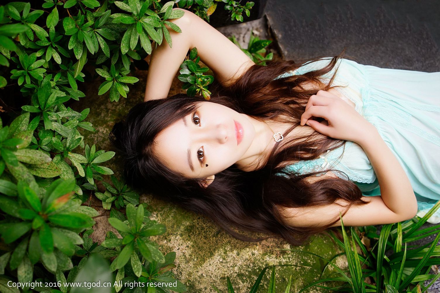 [TGOD推女神] 美女模特梓萱Crystal – 裙摆与肚兜大尺度温泉秀写真