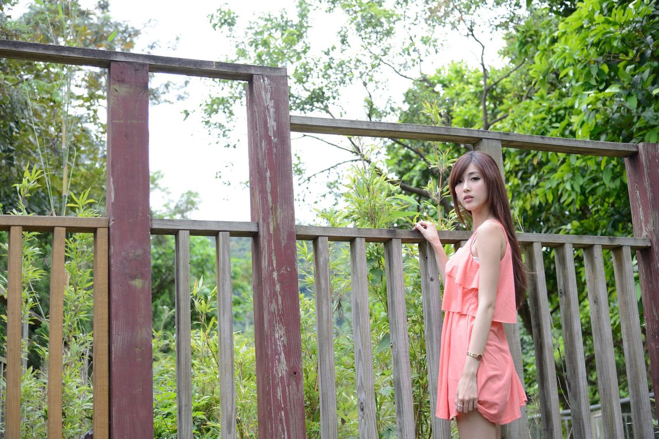 台湾美女Kila晶晶/廖挺伶 – 粉色连衣裙户外性感写真