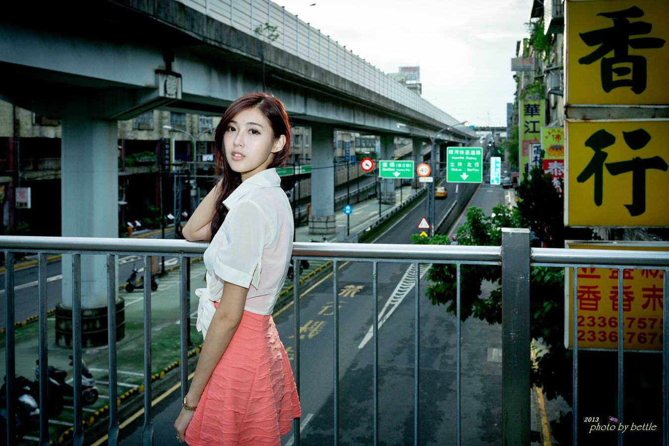 台湾美女Kila晶晶/廖挺伶 – 马尾辫+粉嫩连衣裙系列街拍写真