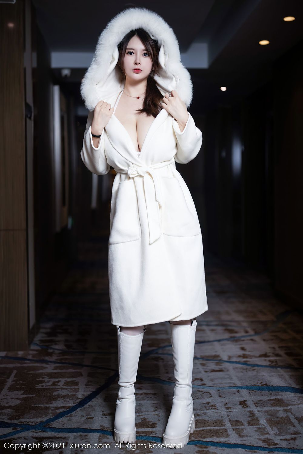 [XIUREN秀人网] 美女模特奶油妹妹 – 镂空内衣与蕾丝袜性感写真 No.3121