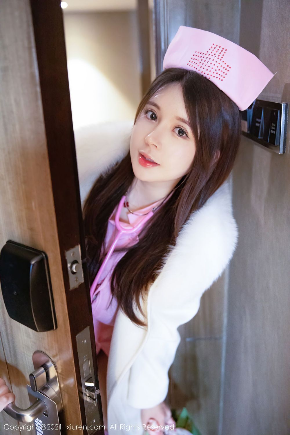 [XIUREN秀人网] 美女模特奶油妹妹 – 粉色护士服+绝佳身材性感写真 No.3143