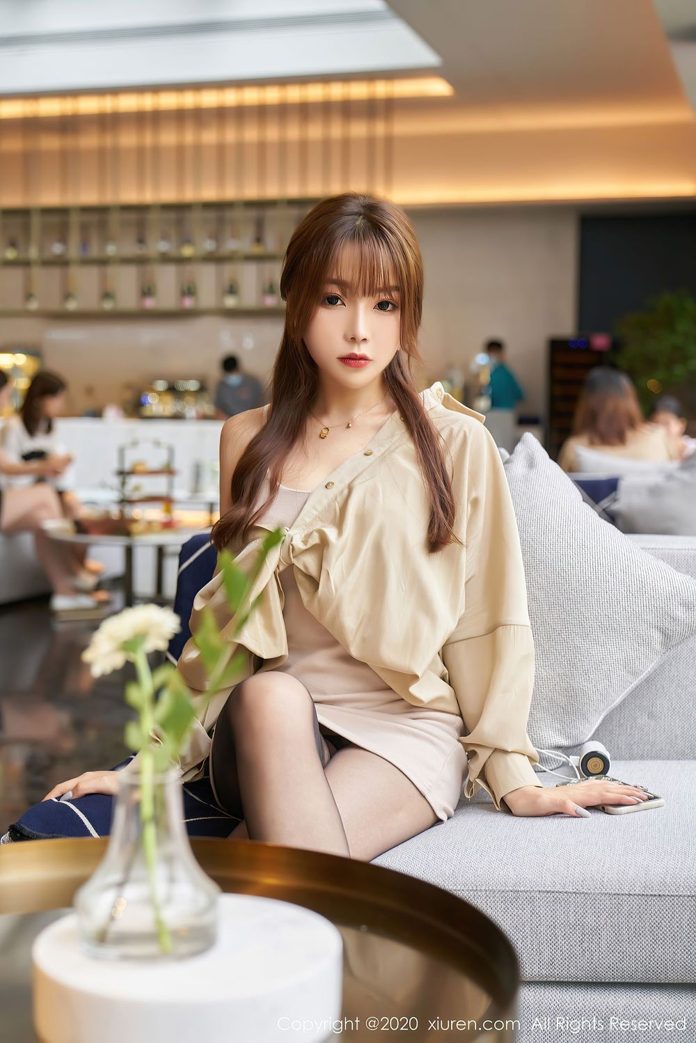 [XiuRen秀人网] 性感女神芝芝Booty – 香槟色衬衫与黑丝美腿暗香写真 No.2734