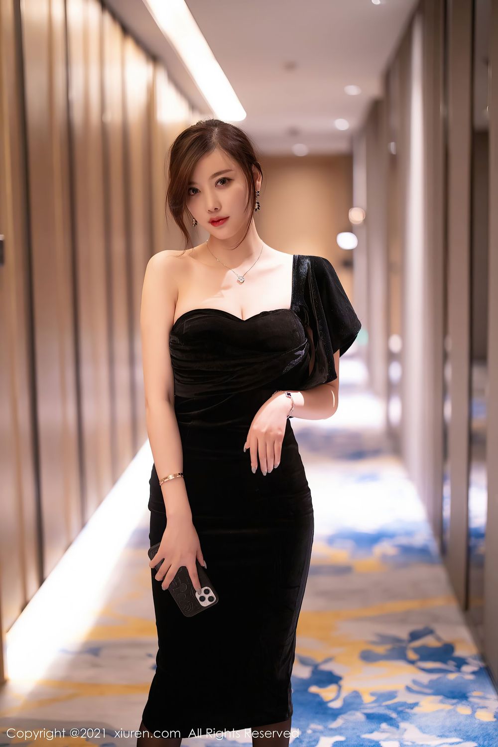 [XIUREN秀人网] 性感女神杨晨晨sugar – 典雅礼裙+黑丝美腿娇柔写真 No.3184