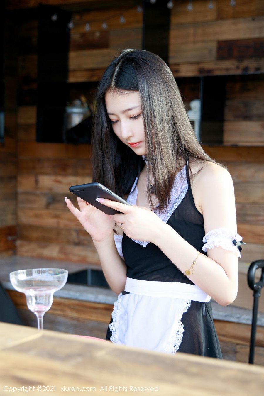 [XiuRen秀人网] 新人模特熊小诺 – 居家蕾丝女仆主题性感写真 No.3586